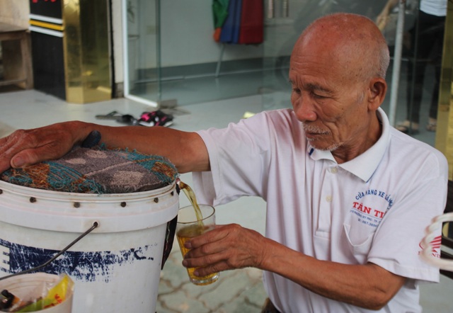 Tuổi già với niềm vui lao động - 4
Ông Nguyễn Bá Tịnh (78 tuổi, quê Thanh Chương) xuống TP Vinh sinh sống và lập nghiệp hàng chục năm nay. Ông Tịnh vốn là cán bộ địa chất nghỉ hưu sớm. Cách đây gần 20 năm, hai vợ chồng ông mở quán bán nước chè ngay đầu ngõ, bám mặt đường quốc lộ 1A, đoạn qua TP Vinh. Mỗi ngày ông bán tầm 5 phích nước chè, từ hồi mỗi cốc nước chè 200 đồng, giờ giá một cốc là 3.000 đồng. Bên cạnh nước chè, ông Tịnh bán thêm mấy món lặt vặt như nước ngọt, kẹo cao su... Ông bà tự hào khi có 3 đứa con học đến cao học, 2 người còn lại cũng có công việc ổn định.