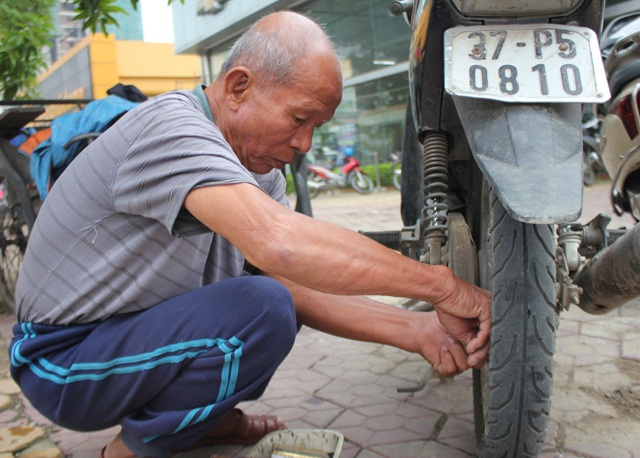 Tuổi già với niềm vui lao động - 1
Cụ ông Nguyễn Xuân Thu (87 tuổi, phường Hưng Bình, TP Vinh) gắn bó với nghề bơm vá từ những năm 80 của thế kỷ trước. Ông kiệm lời chia sẻ về gia đình nhưng khá cởi mở về công việc mà như ông nói “Khi nào nằm xuống hay chết đi thì mới nghỉ”.