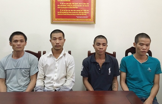 Bắt 4 đối tượng trốn truy nã ở các tỉnh Tây Nguyên và phía Nam - 1 4 đối tượng trốn truy nã bị bắt giữ và di lý về trụ sở PC52 Công an tỉnh Nghệ An chiều ngày 1/10.