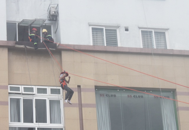 Cảnh sát PCCC giải cứu 200 người mắc kẹt trong tình huống cháy nổ giả định - 9 Người dân đu dây tiếp đất an toàn với sự hỗ trợ của lực lượng cứu nạn.