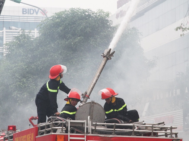 Cảnh sát PCCC giải cứu 200 người mắc kẹt trong tình huống cháy nổ giả định - 5
Lực lượng PC&CC huy động nhiều phương tiện hiện đại tới hiện trường, khống chế ngọn lửa đang bao trùm tầng 4 của tòa nhà.