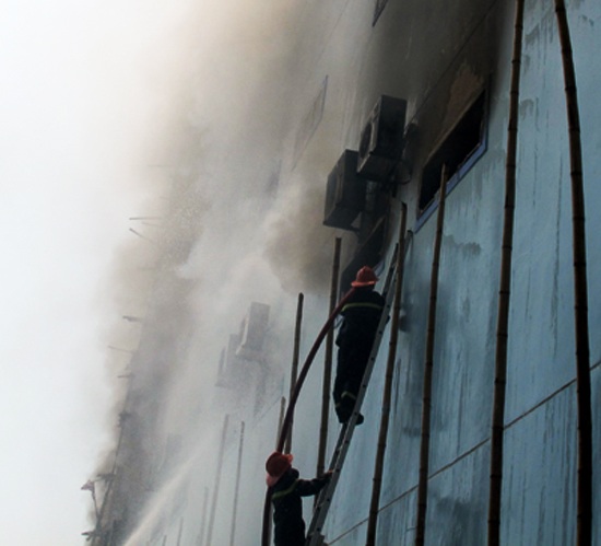 Chuyện những người “cứu cái còn trong cái mất” - 4 Chiến sỹ PCCC trèo thang tiếp cận, dập lửa từ bên ngoài trong vụ cháy siêu thị điện máy CK Plaza năm 2011.