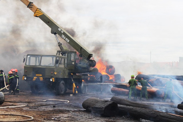 Lực lượng PCCC cứu kho gỗ phát hỏa trên địa bàn huyện Hưng Nguyên (Nghệ An) vào tháng 6 vừa qua.