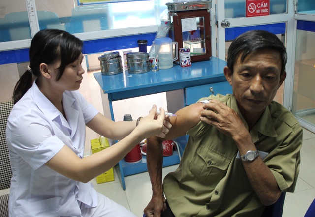 Những cái chết oan uổng vì chữa bệnh dại bằng thuốc nam - 2 Sau khi nhiều trường hợp tử vong vì bênh dại được ghi nhân, tỉ lệ người dân đến các Trung tâm y tế dự phòng cấp huyện, Phòng tiêm chủng của Trung tâm Y tế dự phòng tỉnh Nghệ An cao hơn trước.