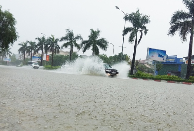 Đi lấy sách vở, hai anh em bị lũ cuốn trôi - 2 Trong 2 ngày 14-15/10, trên địa bàn Nghệ An xảy ra mưa lớn kéo dài liên tục, nhiều tuyến phố đã biến thành sông.