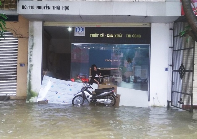 Đi lấy sách vở, hai anh em bị lũ cuốn trôi - 5 Người dân thành phố Vinh làm đủ mọi cách để ngăn nước tràn vào nhà.