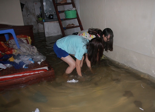 Đi lấy sách vở, hai anh em bị lũ cuốn trôi - 4 Nước tràn vào nhà khiến cuộc sống của người dân bị ảnh hưởng.