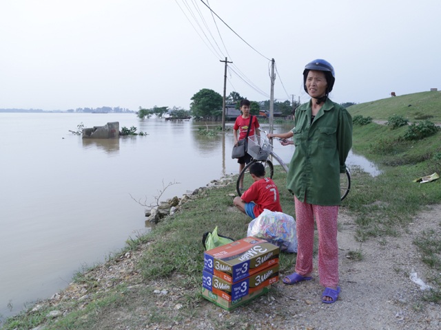 Nghệ An: Nước sông dâng cao, nhiều khu vực đang bị cô lập - 2 Người dân vùng rốn lũ chuẩn bị nhu yếu phẩm trong những ngày bị cô lập.