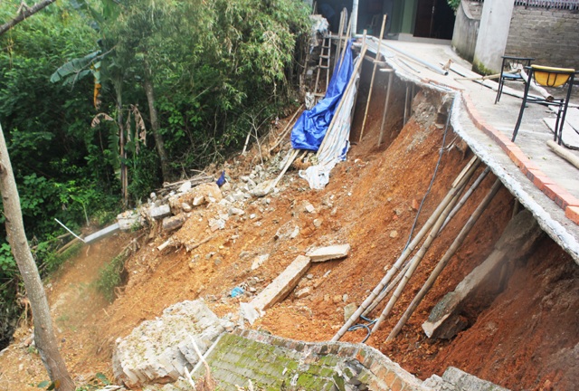 Sau mưa lũ, hàng chục hộ dân “chênh vênh” trên miệng Hà Bá - 2
Một đoạn đường bê tông bị trôi hết đất nền, trơ lại mặt đường. Các hộ dân phải dùng cọc chống đỡ để giữ đường đi lại.