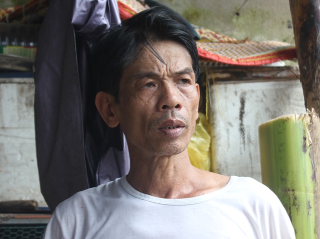 Sau mưa lũ, hàng chục hộ dân “chênh vênh” trên miệng Hà Bá - 4 Ông Quách Văn Thọ: Cứ mưa xuống là lo không ngủ được, sợ nhà trôi xuống sông mà không kịp chạy thoát thân.
