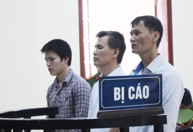Tòa trích camera, bị cáo vẫn chối không phải mình - 1 Từ phải qua trái: Cao Đức Hùng, Phan Văn Tám, Hoàng Văn Toản trước vành móng ngựa.