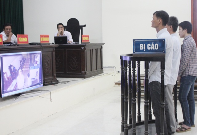 Tòa trích camera, bị cáo vẫn chối không phải mình - 2 Hình ảnh người đàn ông đội mũ lưỡi trai trong video được bị cáo Tám, Toản và vợ Hùng khẳng định là bị cáo Hùng nhưng Hùng phủ nhận mình là người xuất hiện trong video.