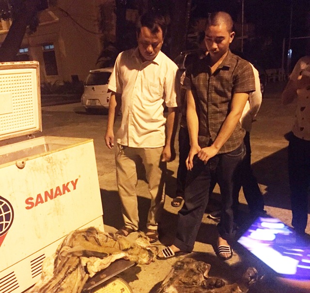 Lê Văn Đức (áo sẫm) cùng tang vật vụ án. (Ảnh PC49 cung cấp)