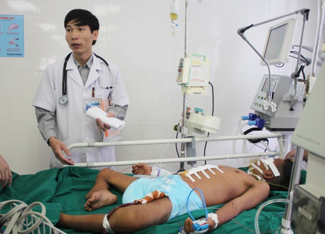 Cậu bé Khơ-mú nguy kịch tính mạng vì giun đũa - 4 Bác sỹ Nguyễn Hùng Mạnh thông tin về tình trạng của bệnh nhân May.