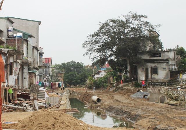 Thi công gây sụt lún, nứt nhà, hàng chục hộ dân sống bất an - 1
Việc thi công hợp phần nâng cấp và cải tạo xung quanh hào Thành cổ Vinh đã gây hư hỏng công trình nhà dân.