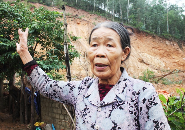 Sạt lở núi, hàng chục hộ dân thấp thỏm lo bị vùi lấp - 3 Bà Phạm Thị Hiên vẫn chưa hết hoảng hốt khi đất đá trên núi bị sạt lở, tràn xuống vườn nhà lúc rạng sáng ngày 8/11.