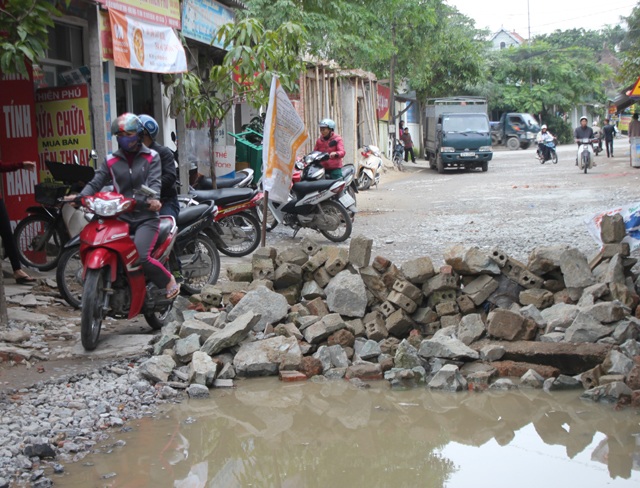 Đoạn đường hơn 1km ì ạch suốt 7 năm, dân bức xúc đắp lũy chặn xe - 4 Việc xếp đá ngăn đường gây cản trở phương tiện khi lưu thông qua đây.