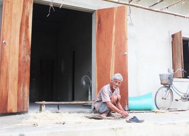 Hàng chục nghìn người có công mỏi mòn chờ hỗ trợ - 2 Căn nhà đã được xây bằng khoản tiền tích góp và vay nợ ngân hàng nhưng hiện khoản tiền hỗ trợ theo QĐ 22 ông Chung vẫn chưa được nhận.