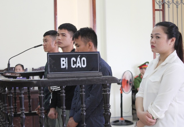 Đoạt mạng bạn thân vì nghi “tòm tem” với vợ mình - 1 Trần Văn Cường (áo đen đứng giữa) cùng các bị cáo Trì, Đức và Linh tại phiên tòa.