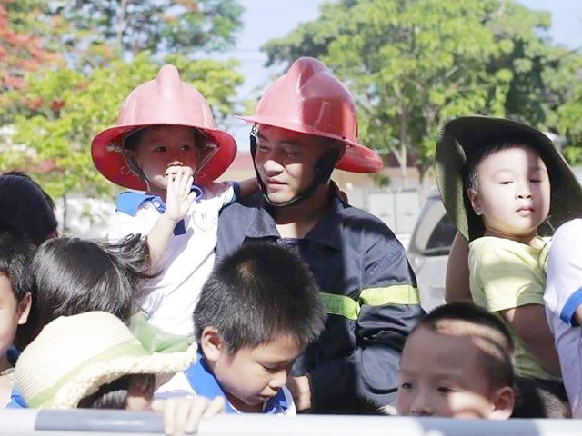 Hạ sỹ cảnh sát trả lại 15 triệu đồng nhặt được cho người đánh rơi - 2 Hạ sỹ Nguyễn Kim Danh hướng dẫn các cháu mầm non trong một buổi sinh hoạt ngoại khóa tại đơn vị.