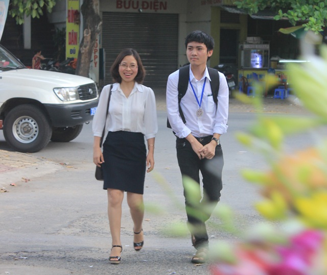 Cô giáo “tiếp lửa” đam mê Vật lý cho học trò - 3 Với các em học sinh, cô Thơ An vừa là người thầy, vừa là người mẹ, người chị, người bạn để các em có thể chia sẻ, tâm sự và tìm những lời khuyên cho những vấn đề của bản thân.