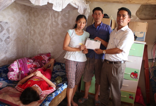 Hơn 72 triệu đồng đến với người cha có 2 con gái bị tai nạn ô tô thảm khốc - 1 Ông Đinh Văn Dương - Chủ tịch UBND xã Phúc Thành (Yên Thành, Nghệ An) trao món quà của bạn đọc Báo Dân trí tới gia đình anh Nguyễn Văn Ngọc.
