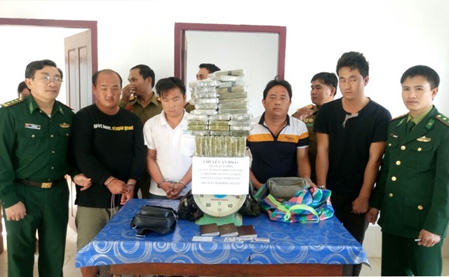 Chuyến du lịch bất thành của ông trùm ma túy Tam giác vàng - 1 4 đối tượng cùng tang vật vụ án được BĐBP Nghệ An bàn giao cho Công an tỉnh Xiêng Khoảng tiếp tục điều tra, xử lý.