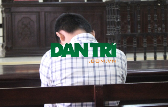 Ước mơ khó thành của cậu bé "tập làm người lớn" khi mới 14 tuổi - 1 Cậu bé 14 tuổi gục đầu khi chuẩn bị đối diện với bản án của pháp luật.