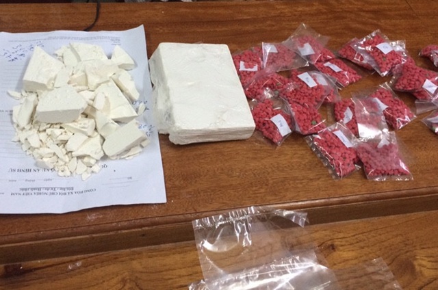 Tang vật gồm 2 bánh heroin và 5.000 viên ma túy tổng hợp được Công an huyện Tương Dương thu giữ khi thực hiện chuyên án 217M