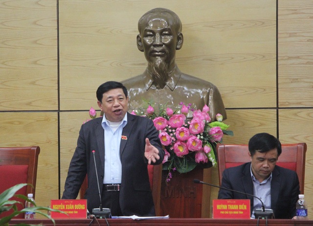 Phải đảm bảo an toàn hoạt động cần cẩu tháp, mới được thi công trở lại - 4 Ông Nguyễn Xuân Đường – Chủ tịch UBND tỉnh Nghệ An: An toàn tính mạng của người dân và khu dân cư xung quanh dự án là vấn đề phải được đặt lên hàng đầu.
