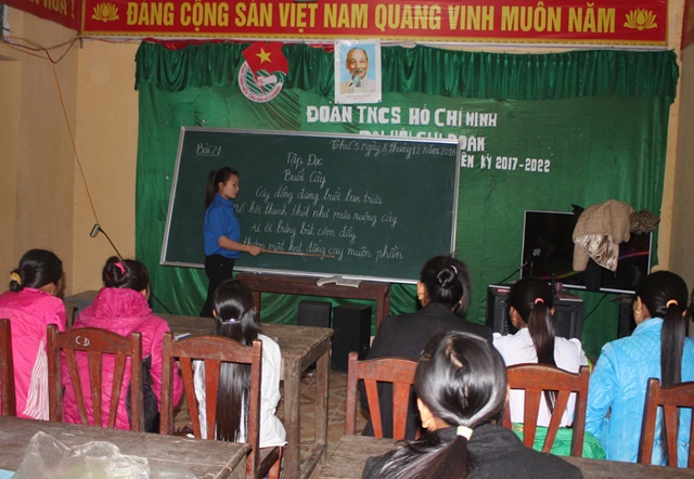 Những người lính mở đường vào vùng đất khó - 4 Cán bộ tình nguyện của Đoàn 4 dạy xóa mù chữ cho đồng bào xã Mường Ải (Kỳ Sơn, Nghệ An).