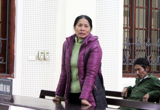 Vừa ra tù, em đâm chết anh trai - 2 Đau xót trước cái chết của người con trai cả nhưng bà Trần Thị Mỹ cũng mong Tòa cho Thắng cơ hội để làm lại cuộc đời.