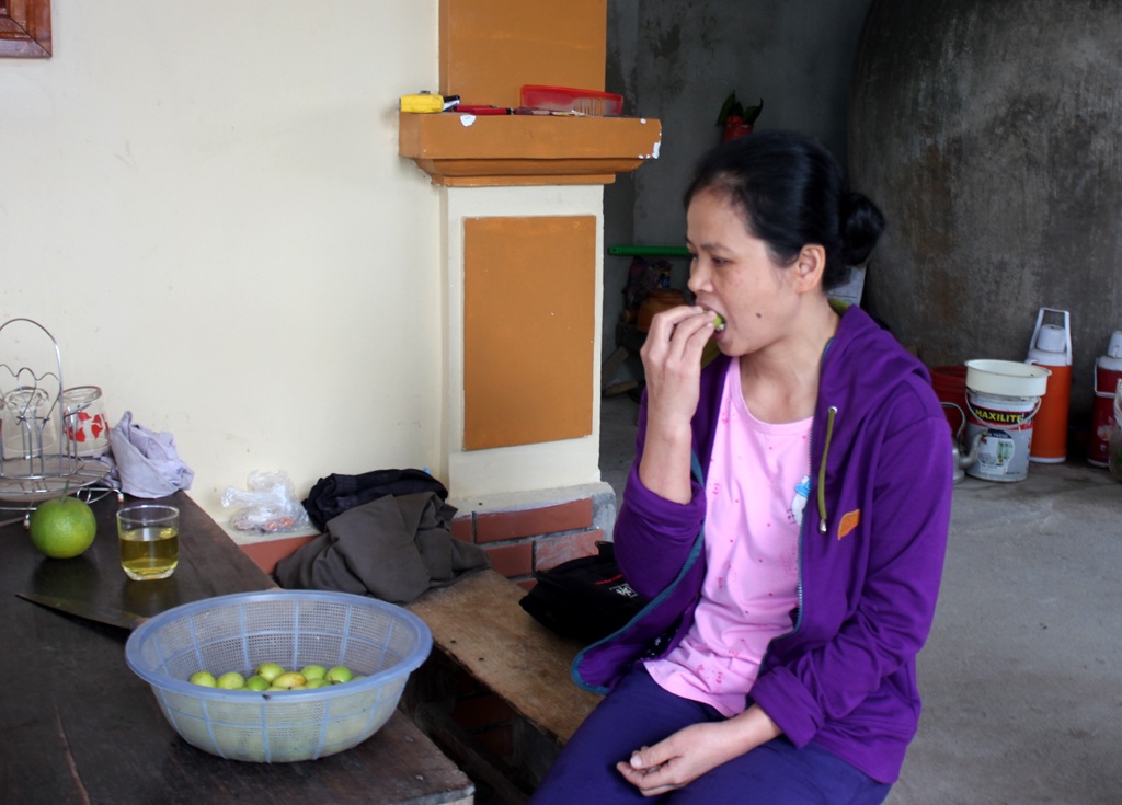 Người phụ nữ bệnh tim 15 năm ăn quả chua thay cơm - 3
Khẩu phần hàng ngày của chị Thanh là những loại quả có vị chua như táo, khế, ổi.