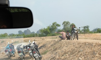 TKV thuê bảo vệ chuyên nghiệp canh “điểm nóng vàng đen” - 4