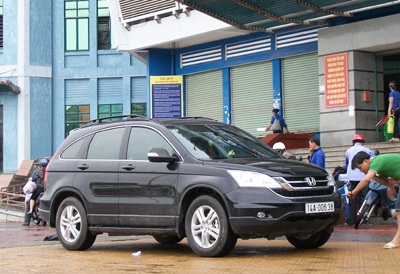 Bé 5 tuổi thoát chết hy hữu dưới gầm xe Honda CRV  - 1