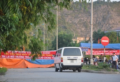 Dân lập chốt chặn phản đối nhà máy gây ô nhiễm nghiêm trọng - 1