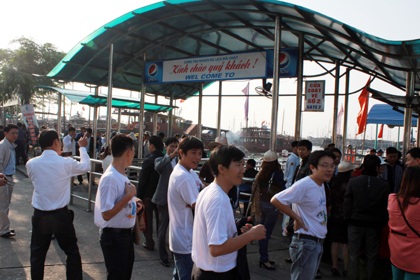 Người dân, du khách ăn mừng chiến thắng của Vịnh Hạ Long - 4