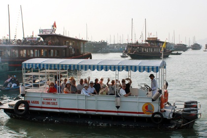 Người dân, du khách ăn mừng chiến thắng của Vịnh Hạ Long - 2