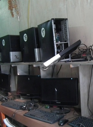 Nhóm côn đồ bịt mặt xông vào quán net đập phá - 1