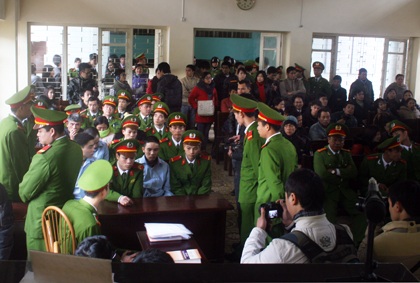 Lê Văn Luyện không dám nhìn di ảnh người bị hại - 2