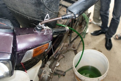 Thủ đoạn “chế” xăng rởm khiến người tiêu dùng lo sợ