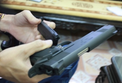 Thiếu gia dọa bắn người đối diện với 2 tội danh