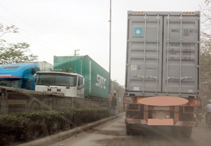 Phát hiện 13 container chứa “hàng lậu”, giám đốc bị truy nã