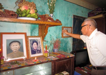 Ông Phạm Ngọc Gia bên ban thờ người vợ trong căn nhà được người em trai cho ở nhờ.