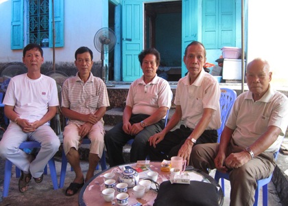 Ông Phạm Ngọc Gia bên ban thờ người vợ trong căn nhà được người em trai cho ở nhờ.