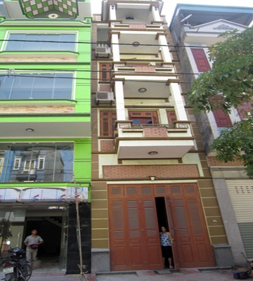 Ông Phạm Ngọc Gia bên ban thờ người vợ trong căn nhà được người em trai cho ở nhờ.