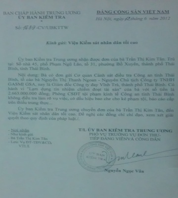 Bà Trần Thị Kim Tân bên những vỏ bình ga của Cty GaMi Gas đã bị bán cho người khác.