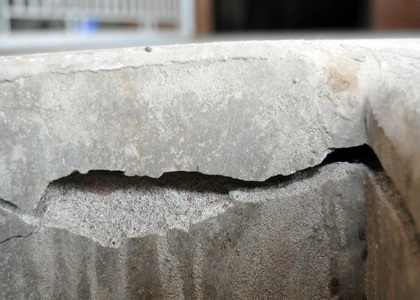 Những vết nứt đã xuất hiện trên tường nhà dân từ khá lâu.