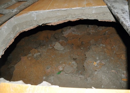 Hố sâu 5m bất ngờ “mọc” giữa nhà dân