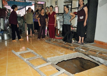 Hố sâu 5m bất ngờ “mọc” giữa nhà dân